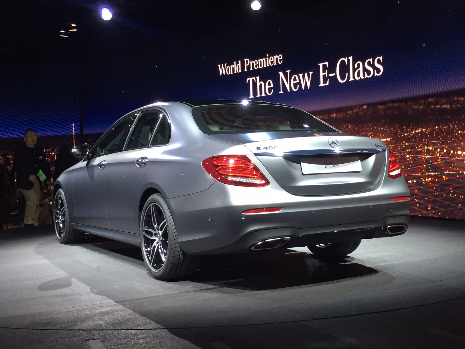 Alles over de nieuwe Mercedes-Benz E-Klasse bij zijn onthulling in Detroit. Lees hier wat de nieuwe E-Klasse de slimste zakenlimousine in zijn klasse maakt. In 2016 als E 350e plug-in hybride.
