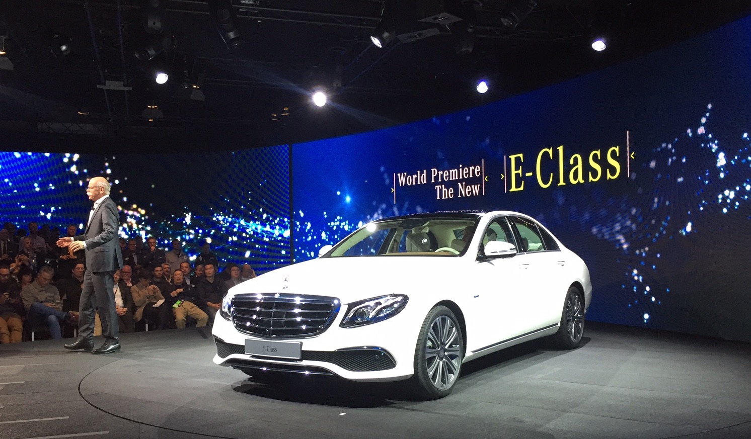 Alles over de nieuwe Mercedes-Benz E-Klasse bij zijn onthulling in Detroit. Lees hier wat de nieuwe E-Klasse de slimste zakenlimousine in zijn klasse maakt. In 2016 als E 350e plug-in hybride.