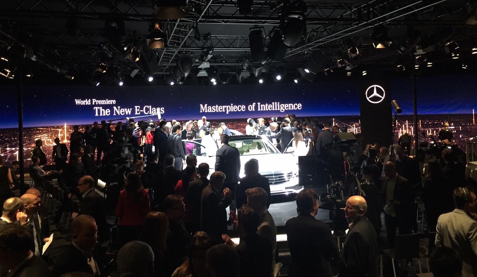 Alles over de nieuwe Mercedes-Benz E-Klasse bij zijn onthulling in Detroit. Lees hier wat de nieuwe E-Klasse de slimste zakenlimousine in zijn klasse maakt. In 2016 als E 350e plug-in hybride.