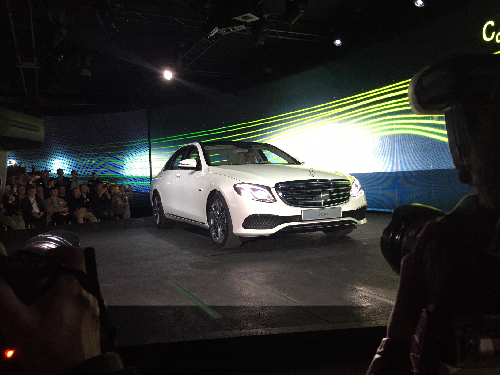 Alles over de nieuwe Mercedes-Benz E-Klasse bij zijn onthulling in Detroit. Lees hier wat de nieuwe E-Klasse de slimste zakenlimousine in zijn klasse maakt. In 2016 als E 350e plug-in hybride.