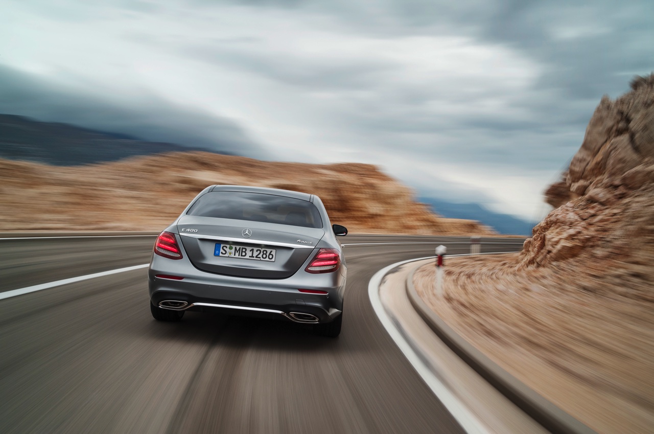Alles over de nieuwe Mercedes-Benz E-Klasse bij zijn onthulling in Detroit. Lees hier wat de nieuwe E-Klasse de slimste zakenlimousine in zijn klasse maakt. In 2016 als E 350e plug-in hybride.