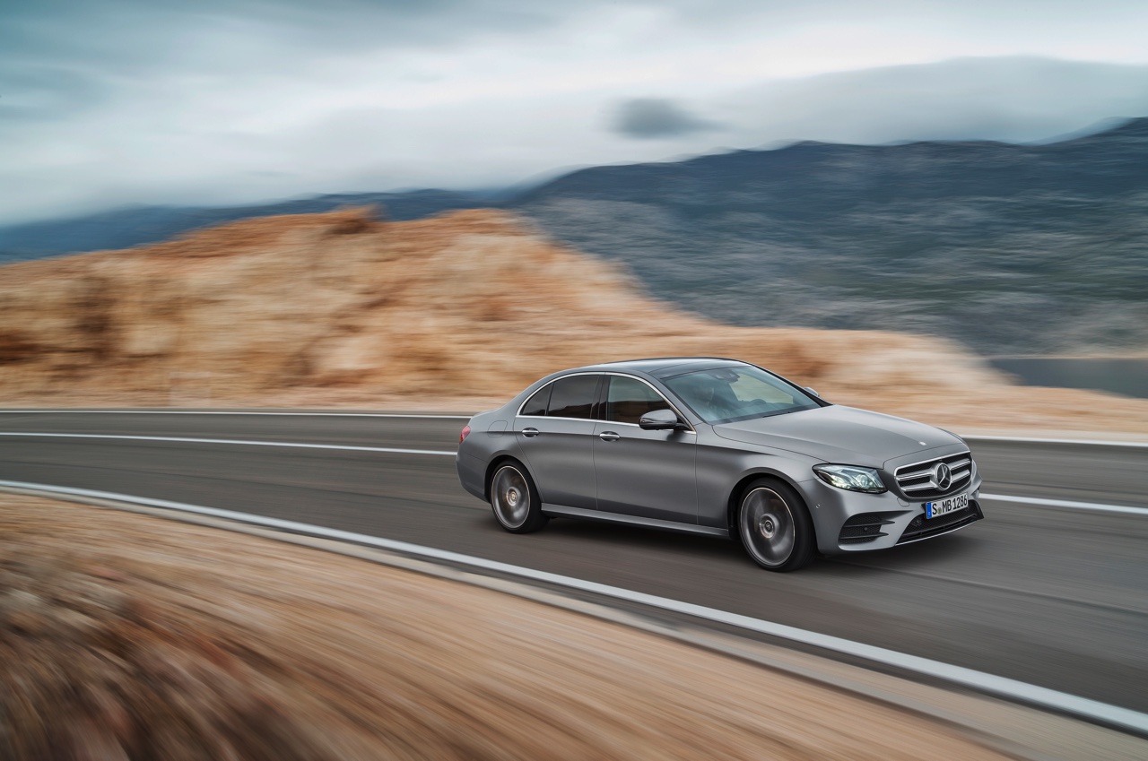 Alles over de nieuwe Mercedes-Benz E-Klasse bij zijn onthulling in Detroit. Lees hier wat de nieuwe E-Klasse de slimste zakenlimousine in zijn klasse maakt. In 2016 als E 350e plug-in hybride.