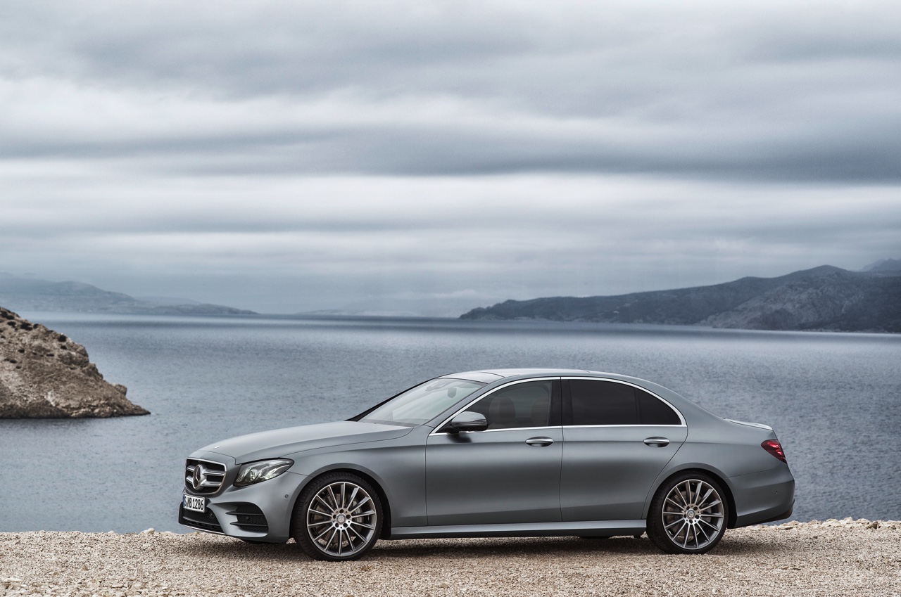 Alles over de nieuwe Mercedes-Benz E-Klasse bij zijn onthulling in Detroit. Lees hier wat de nieuwe E-Klasse de slimste zakenlimousine in zijn klasse maakt. In 2016 als E 350e plug-in hybride.