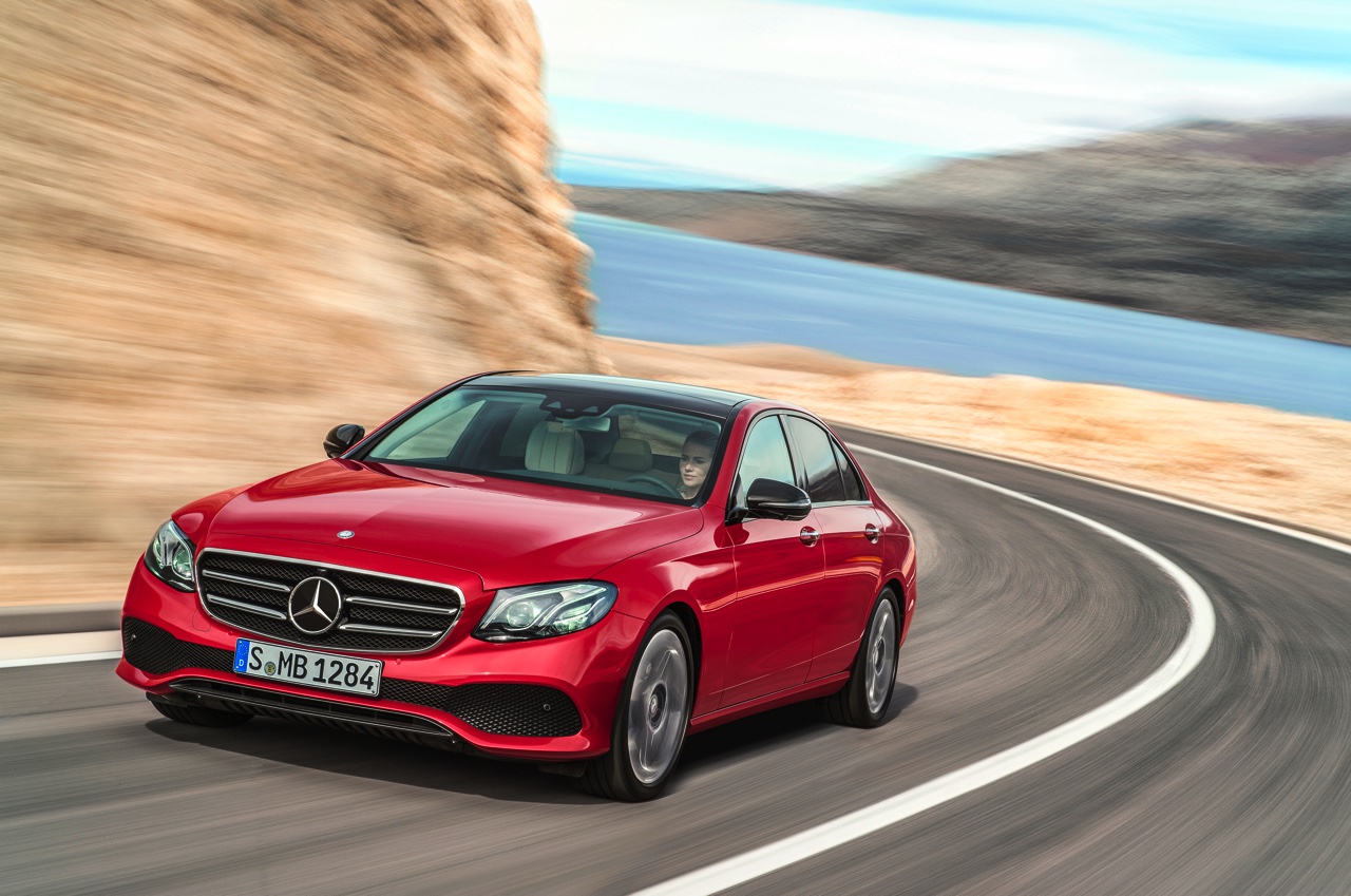 Alles over de nieuwe Mercedes-Benz E-Klasse bij zijn onthulling in Detroit. Lees hier wat de nieuwe E-Klasse de slimste zakenlimousine in zijn klasse maakt. In 2016 als E 350e plug-in hybride.