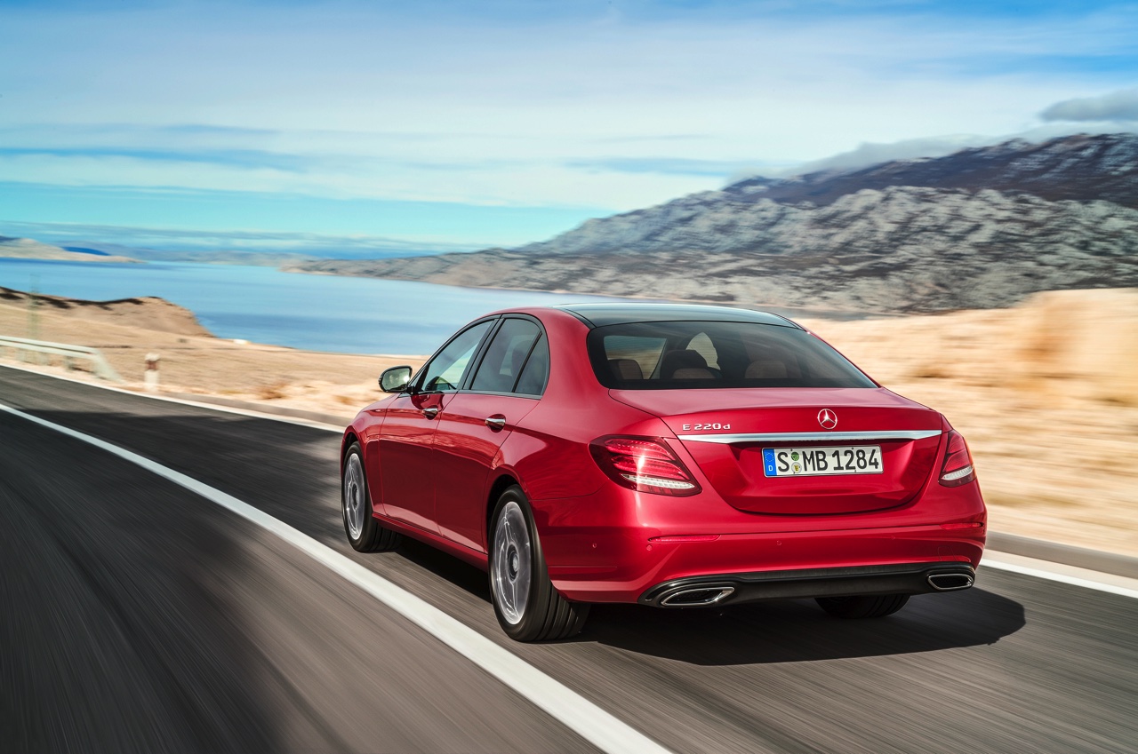 Alles over de nieuwe Mercedes-Benz E-Klasse bij zijn onthulling in Detroit. Lees hier wat de nieuwe E-Klasse de slimste zakenlimousine in zijn klasse maakt. In 2016 als E 350e plug-in hybride.