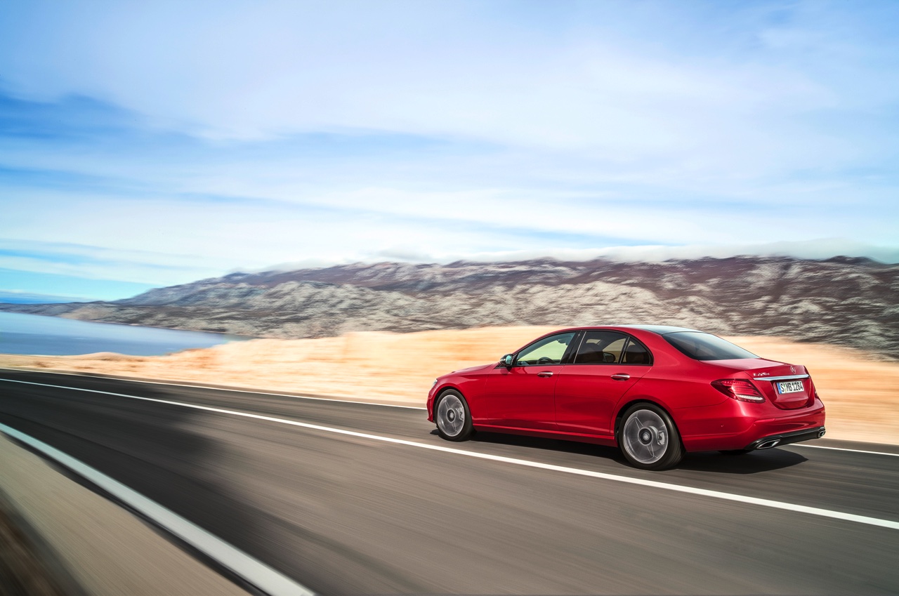 Alles over de nieuwe Mercedes-Benz E-Klasse bij zijn onthulling in Detroit. Lees hier wat de nieuwe E-Klasse de slimste zakenlimousine in zijn klasse maakt. In 2016 als E 350e plug-in hybride.