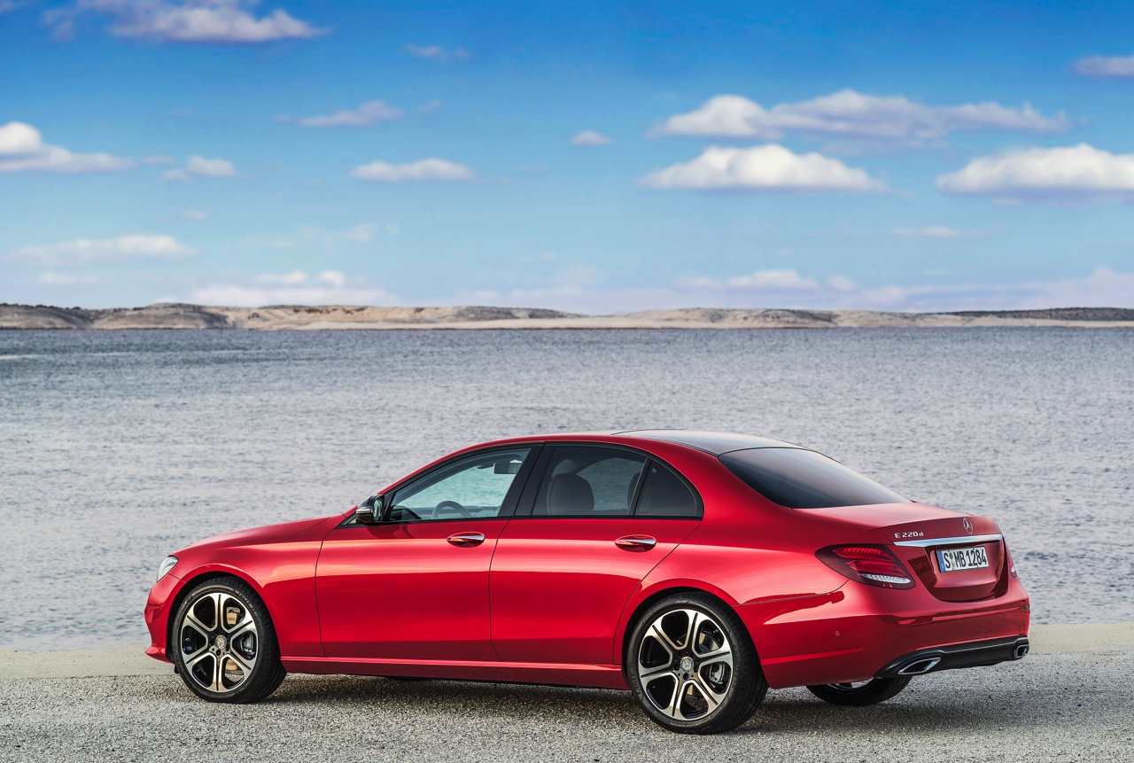 Alles over de nieuwe Mercedes-Benz E-Klasse bij zijn onthulling in Detroit. Lees hier wat de nieuwe E-Klasse de slimste zakenlimousine in zijn klasse maakt. In 2016 als E 350e plug-in hybride.