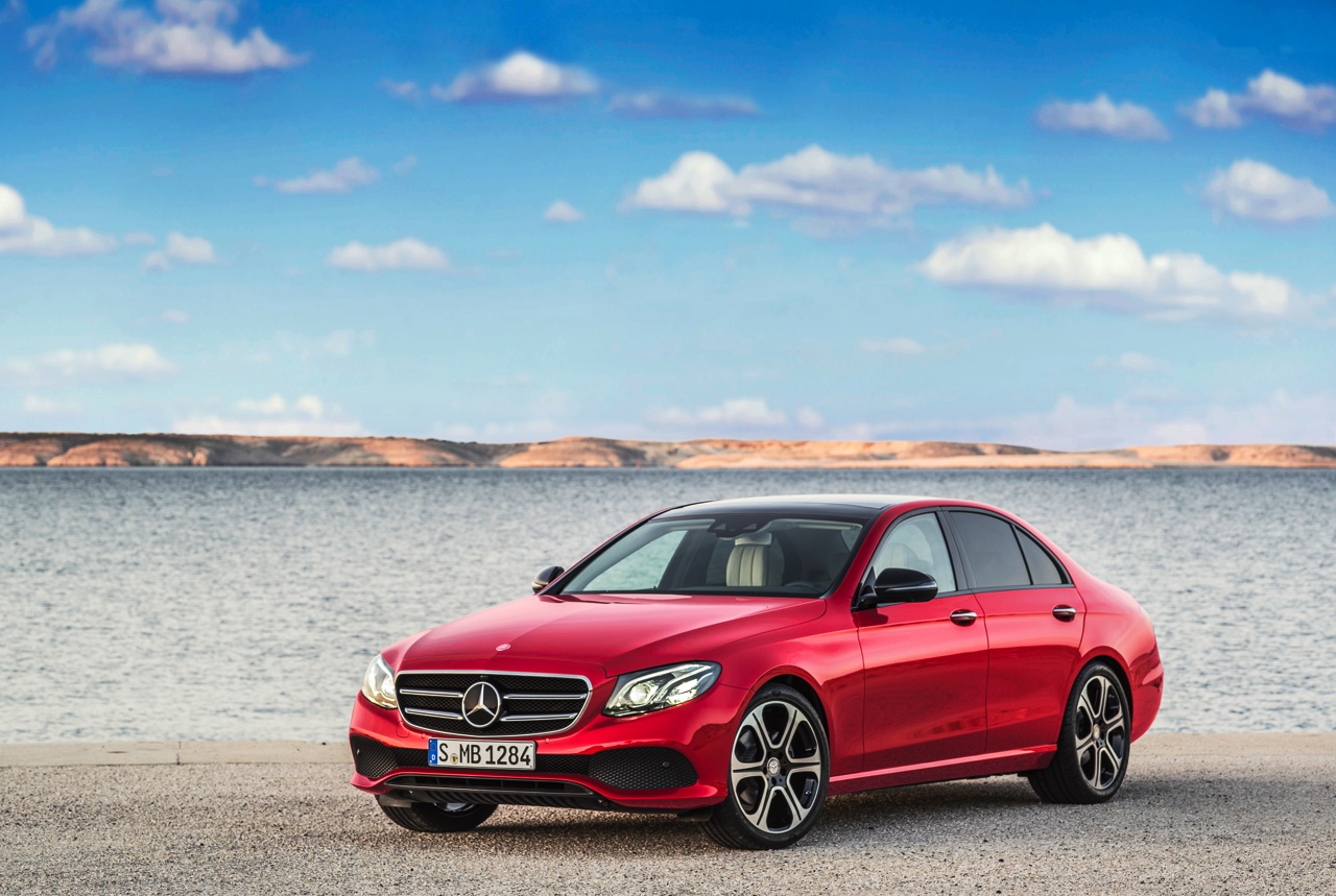 Alles over de nieuwe Mercedes-Benz E-Klasse bij zijn onthulling in Detroit. Lees hier wat de nieuwe E-Klasse de slimste zakenlimousine in zijn klasse maakt. In 2016 als E 350e plug-in hybride.