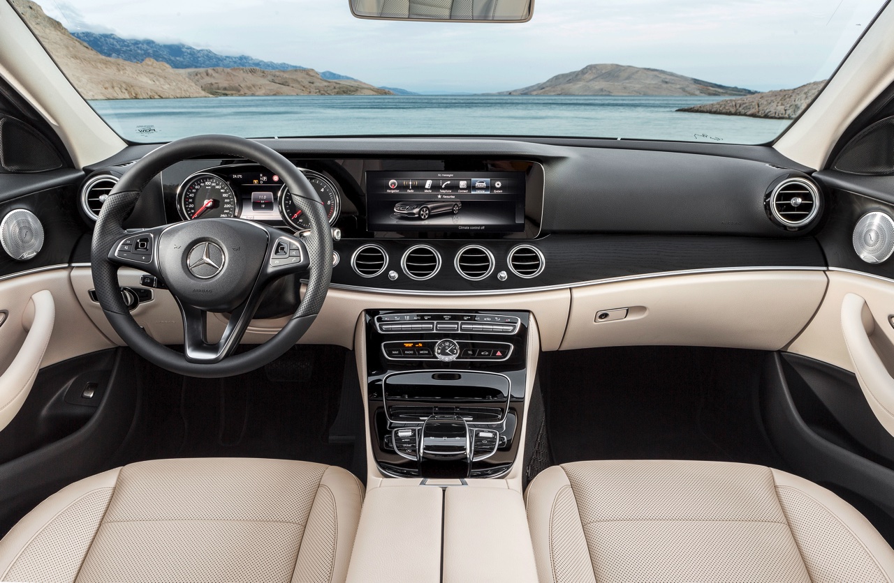 Alles over de nieuwe Mercedes-Benz E-Klasse bij zijn onthulling in Detroit. Lees hier wat de nieuwe E-Klasse de slimste zakenlimousine in zijn klasse maakt. In 2016 als E 350e plug-in hybride.