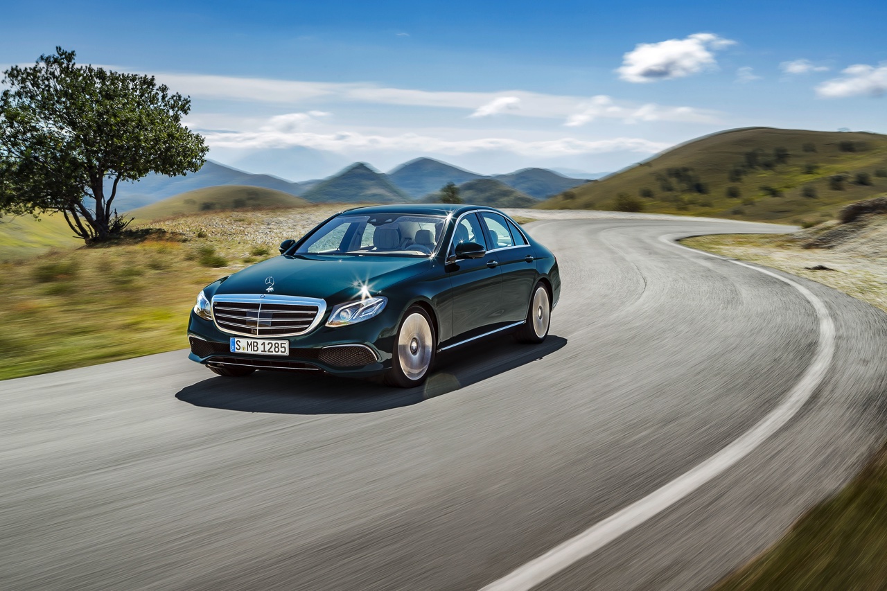 Alles over de nieuwe Mercedes-Benz E-Klasse bij zijn onthulling in Detroit. Lees hier wat de nieuwe E-Klasse de slimste zakenlimousine in zijn klasse maakt. In 2016 als E 350e plug-in hybride.