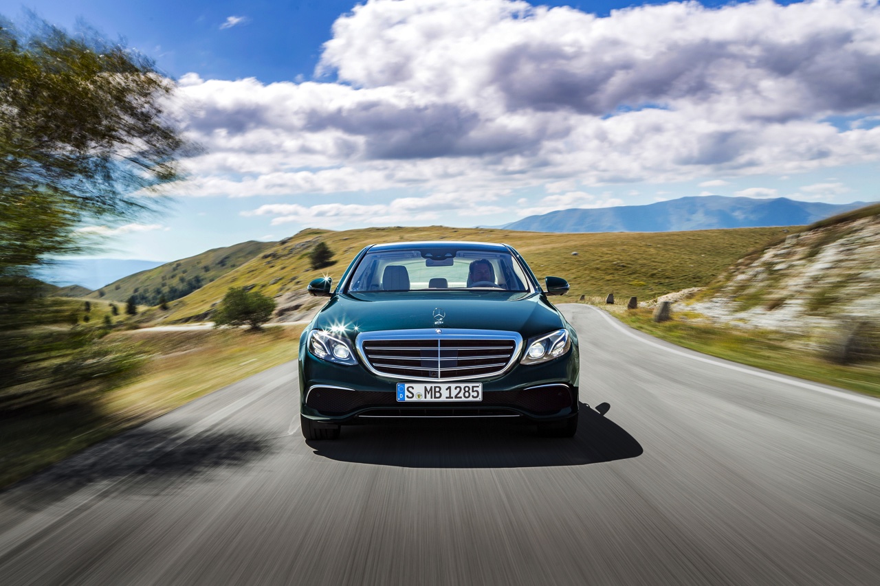 Alles over de nieuwe Mercedes-Benz E-Klasse bij zijn onthulling in Detroit. Lees hier wat de nieuwe E-Klasse de slimste zakenlimousine in zijn klasse maakt. In 2016 als E 350e plug-in hybride.