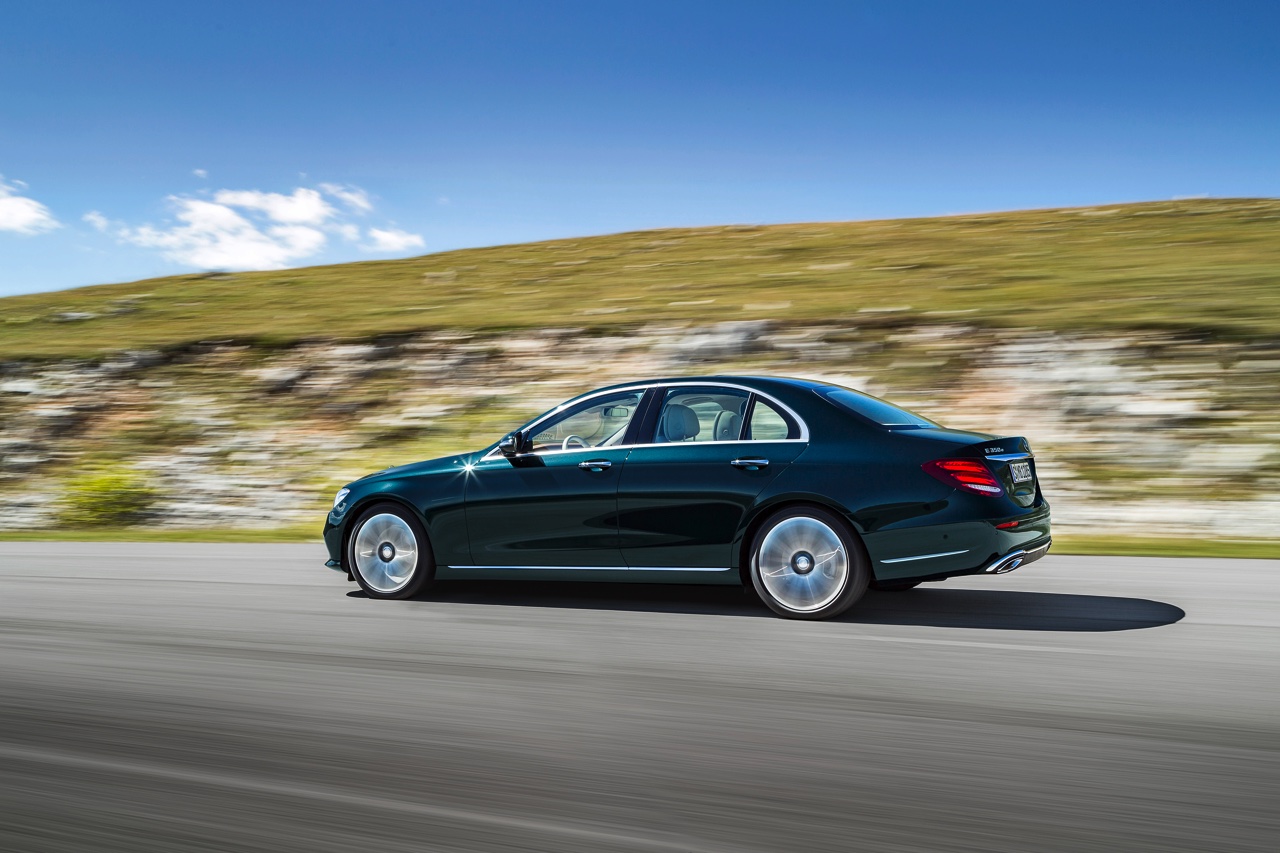 Alles over de nieuwe Mercedes-Benz E-Klasse bij zijn onthulling in Detroit. Lees hier wat de nieuwe E-Klasse de slimste zakenlimousine in zijn klasse maakt. In 2016 als E 350e plug-in hybride.
