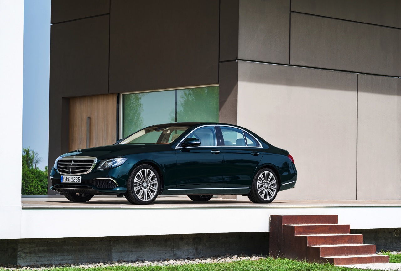 Alles over de nieuwe Mercedes-Benz E-Klasse bij zijn onthulling in Detroit. Lees hier wat de nieuwe E-Klasse de slimste zakenlimousine in zijn klasse maakt. In 2016 als E 350e plug-in hybride.