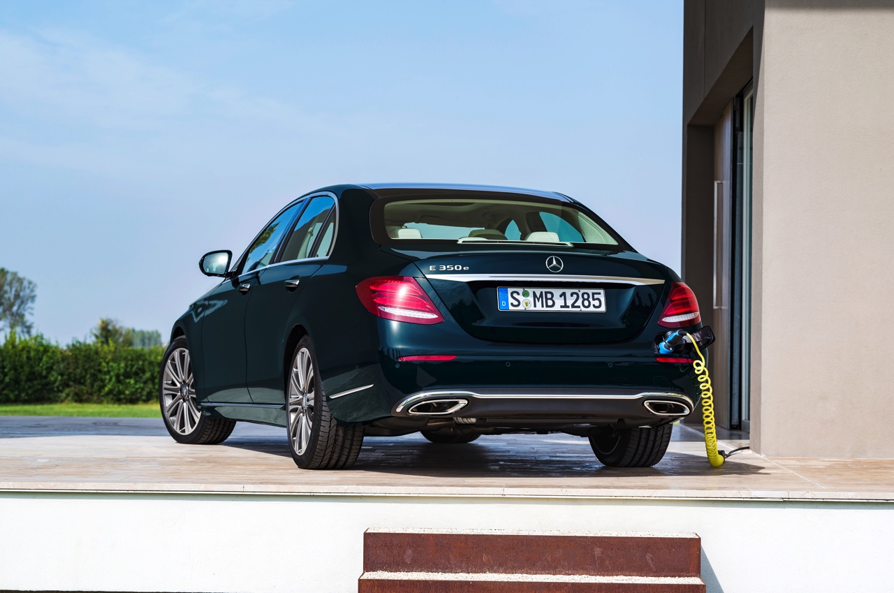 Alles over de nieuwe Mercedes-Benz E-Klasse bij zijn onthulling in Detroit. Lees hier wat de nieuwe E-Klasse de slimste zakenlimousine in zijn klasse maakt. In 2016 als E 350e plug-in hybride.