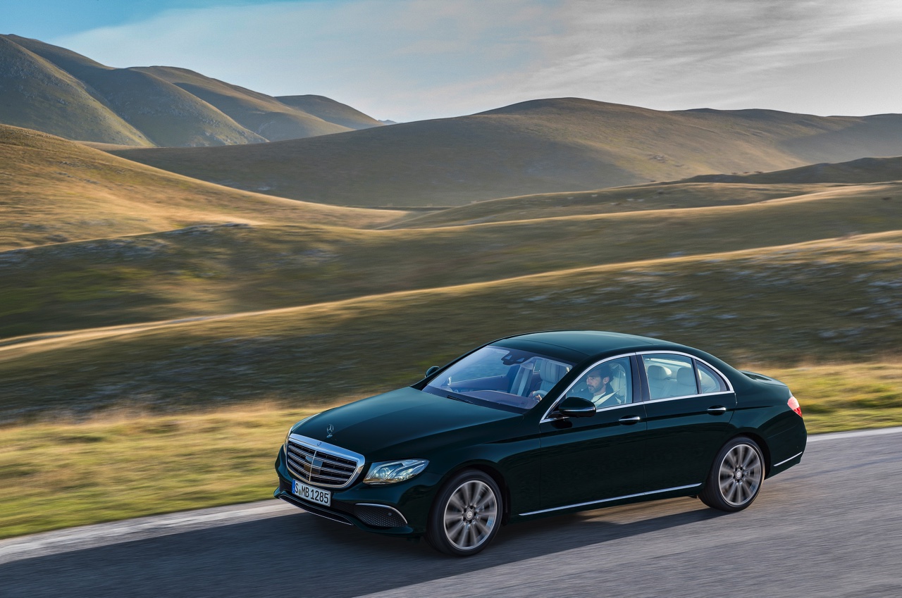 Alles over de nieuwe Mercedes-Benz E-Klasse bij zijn onthulling in Detroit. Lees hier wat de nieuwe E-Klasse de slimste zakenlimousine in zijn klasse maakt. In 2016 als E 350e plug-in hybride.