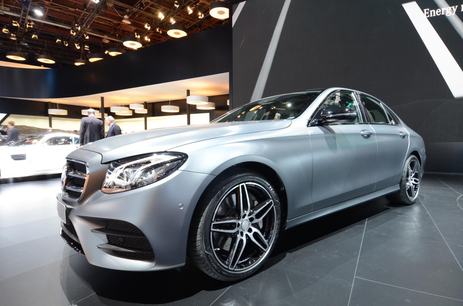 Alles over de nieuwe Mercedes-Benz E-Klasse bij zijn onthulling in Detroit. Lees hier wat de nieuwe E-Klasse de slimste zakenlimousine in zijn klasse maakt. In 2016 als E 350e plug-in hybride.