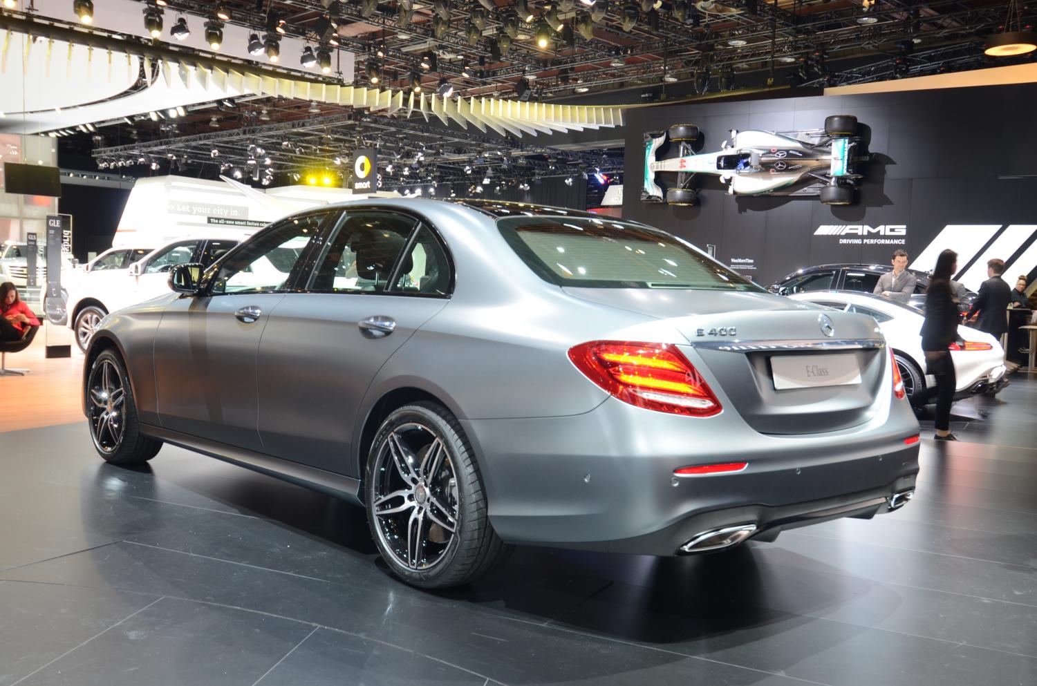 Alles over de nieuwe Mercedes-Benz E-Klasse bij zijn onthulling in Detroit. Lees hier wat de nieuwe E-Klasse de slimste zakenlimousine in zijn klasse maakt. In 2016 als E 350e plug-in hybride.