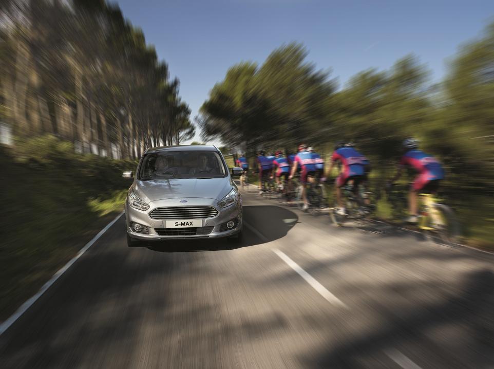 De nieuwe Ford S-MAX is als eerste Ford uitgerust met Intelligent Speed Limiter, een intelligente snelheidsregelaar die zich instelt op basis van verkeersborden en navigatiedata.