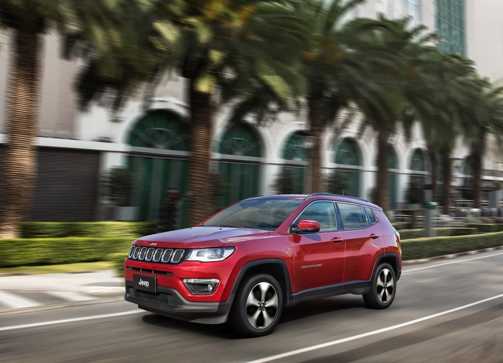 Nadat hij vorige week betrapt was tijdens een officile fotoshoot, komt Jeep nu zelf met beeld en informatie over de nieuwe 2017 Jeep Compass.