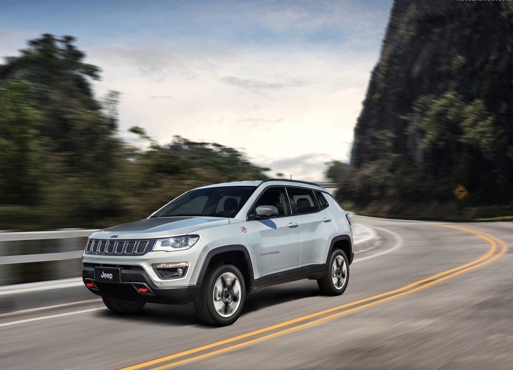 Nadat hij vorige week betrapt was tijdens een officile fotoshoot, komt Jeep nu zelf met beeld en informatie over de nieuwe 2017 Jeep Compass.