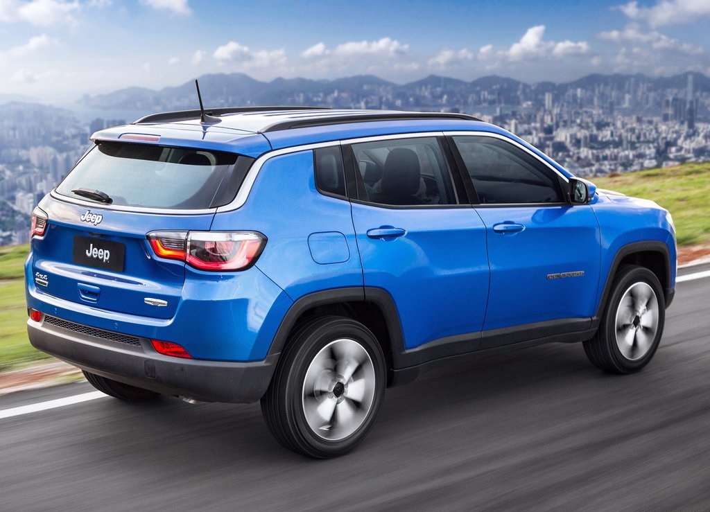 Nadat hij vorige week betrapt was tijdens een officile fotoshoot, komt Jeep nu zelf met beeld en informatie over de nieuwe 2017 Jeep Compass.