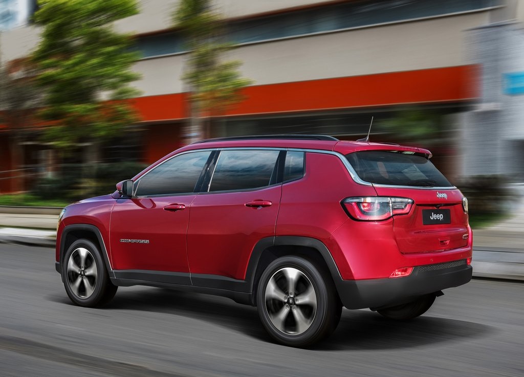 Nadat hij vorige week betrapt was tijdens een officile fotoshoot, komt Jeep nu zelf met beeld en informatie over de nieuwe 2017 Jeep Compass.