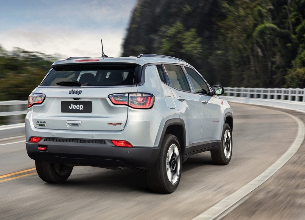 Nadat hij vorige week betrapt was tijdens een officile fotoshoot, komt Jeep nu zelf met beeld en informatie over de nieuwe 2017 Jeep Compass.