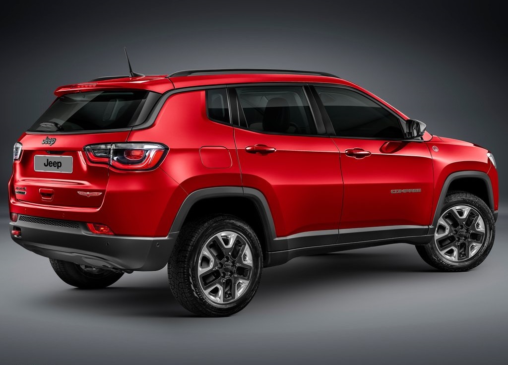Nadat hij vorige week betrapt was tijdens een officile fotoshoot, komt Jeep nu zelf met beeld en informatie over de nieuwe 2017 Jeep Compass.