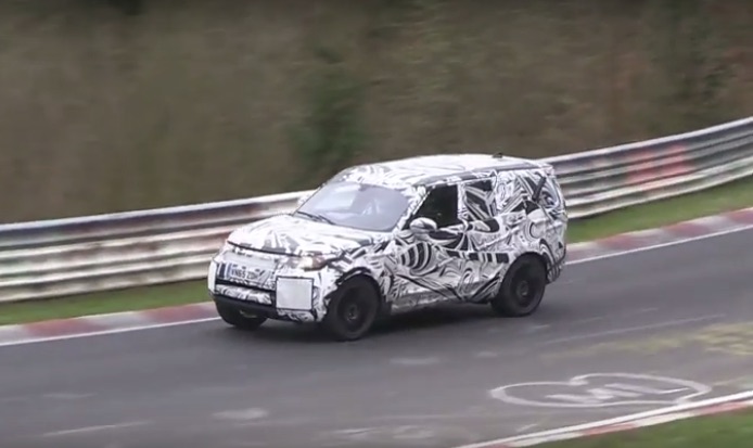 De nieuwe Land Rover Discovery op de N?rburgring gesignaleerd. Het prototype draait zijn laatste testrondjes alvorens de onthulling eind 2016 plaatsvindt.