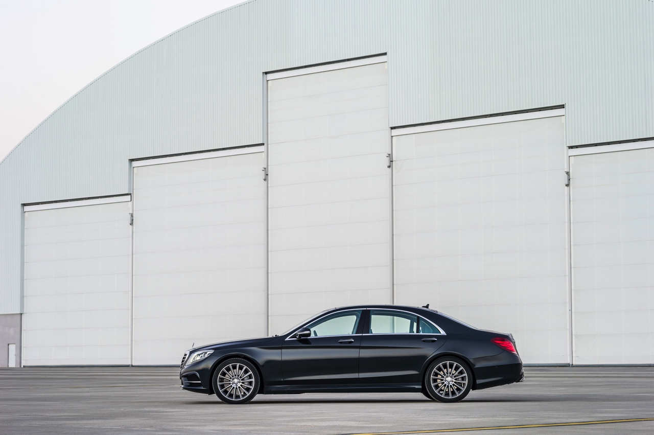 Mercedes-Benz laat de nieuwe E-Klasse W223 al uitlekken. Het model heeft veel weg van zijn grotere en kleinere broer, de S-Klasse en C-Klasse.
