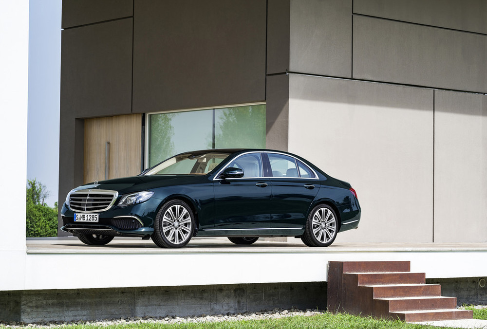 Mercedes-Benz laat de nieuwe E-Klasse W223 al uitlekken. Het model heeft veel weg van zijn grotere en kleinere broer, de S-Klasse en C-Klasse.