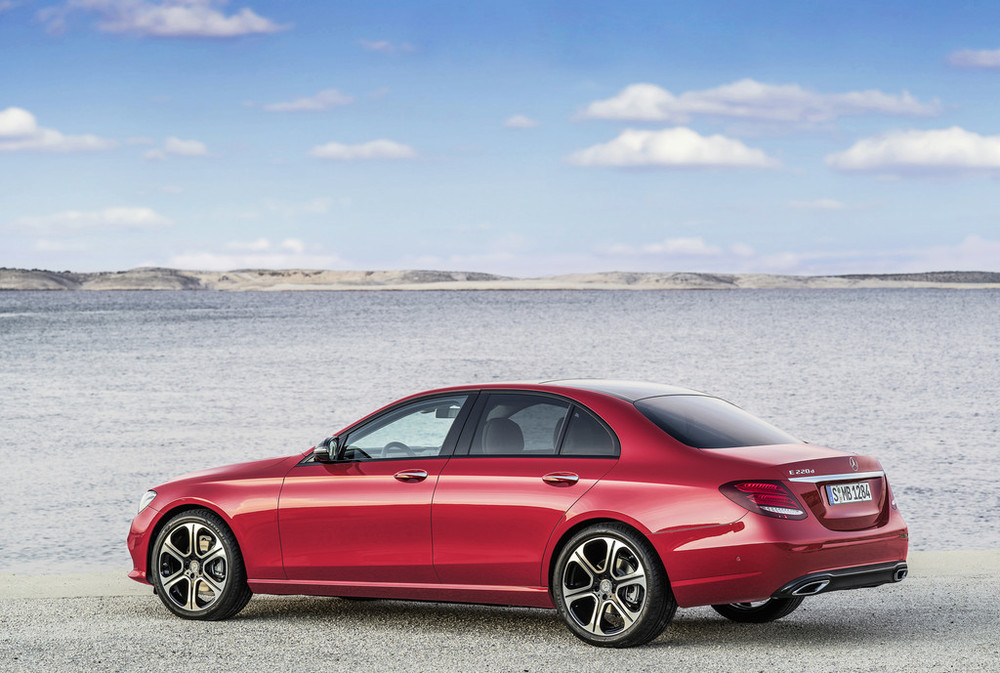 Mercedes-Benz laat de nieuwe E-Klasse W223 al uitlekken. Het model heeft veel weg van zijn grotere en kleinere broer, de S-Klasse en C-Klasse.