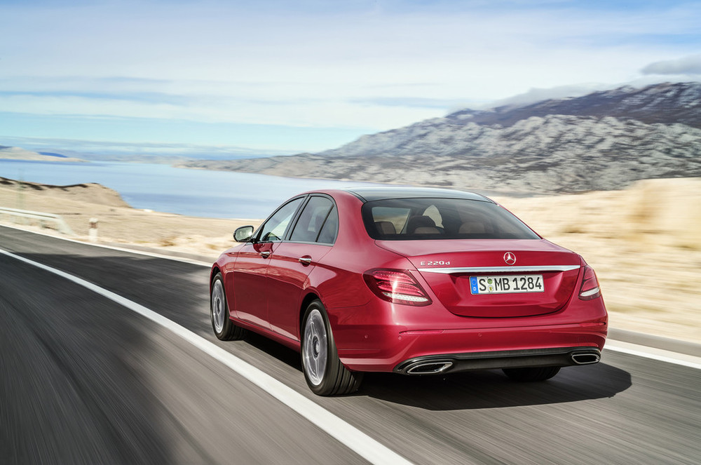 Mercedes-Benz laat de nieuwe E-Klasse W223 al uitlekken. Het model heeft veel weg van zijn grotere en kleinere broer, de S-Klasse en C-Klasse.