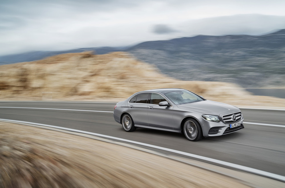 Mercedes-Benz laat de nieuwe E-Klasse W223 al uitlekken. Het model heeft veel weg van zijn grotere en kleinere broer, de S-Klasse en C-Klasse.
