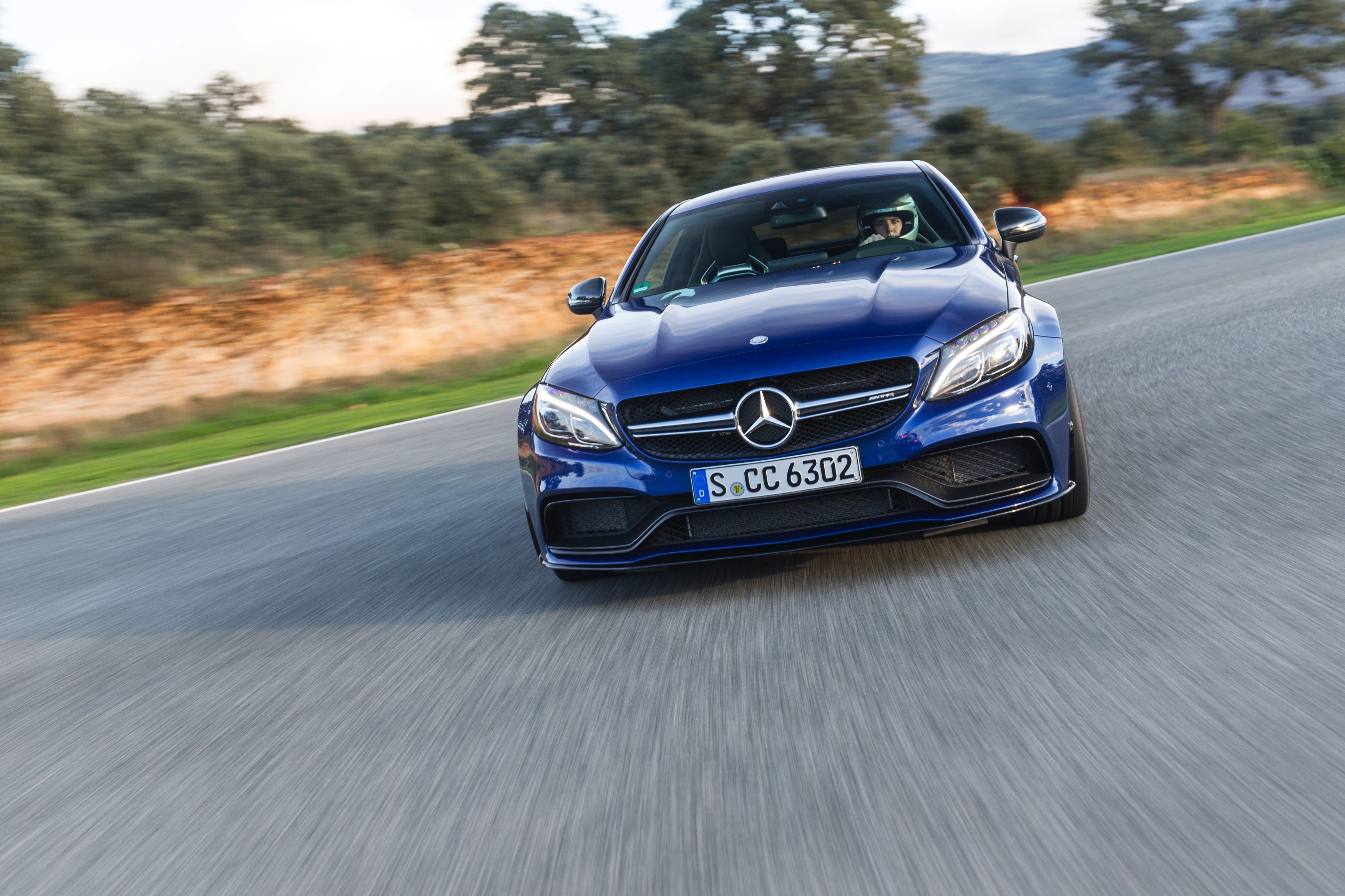Nul naar honderd in 3,9 seconden, 510 pk, een top van 290 km/h en een soundtrack waar je nekharen van overeind gaan staan. Maak kennis met de Mercedes-AMG C 63 S Coup