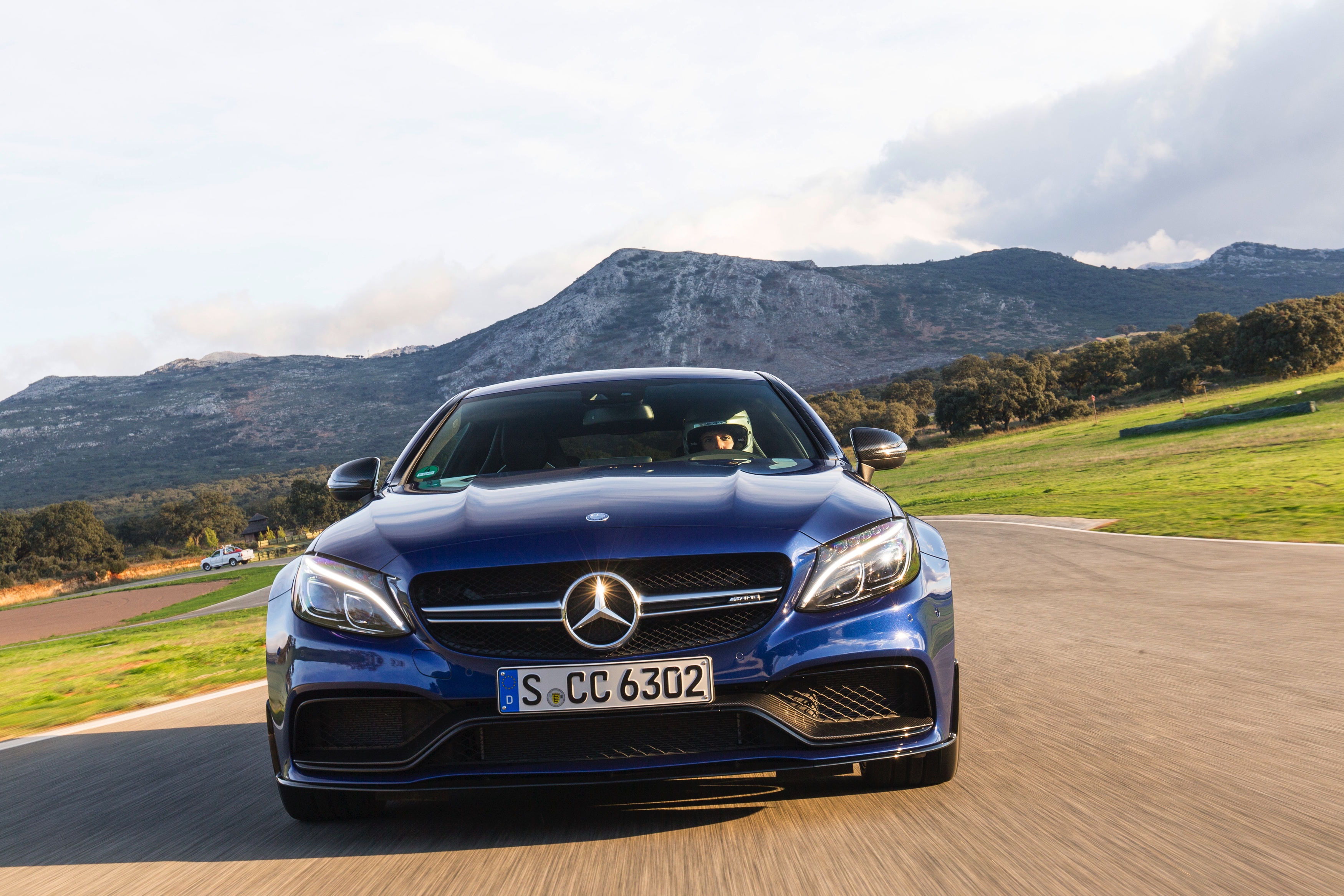 Nul naar honderd in 3,9 seconden, 510 pk, een top van 290 km/h en een soundtrack waar je nekharen van overeind gaan staan. Maak kennis met de Mercedes-AMG C 63 S Coup