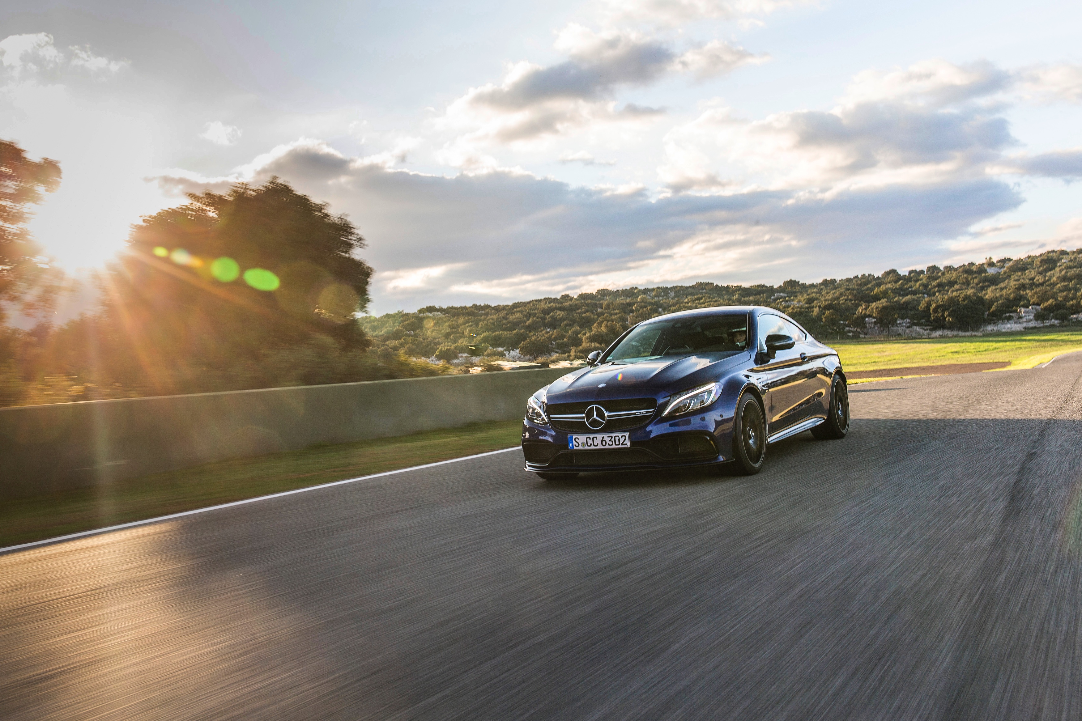 Nul naar honderd in 3,9 seconden, 510 pk, een top van 290 km/h en een soundtrack waar je nekharen van overeind gaan staan. Maak kennis met de Mercedes-AMG C 63 S Coup
