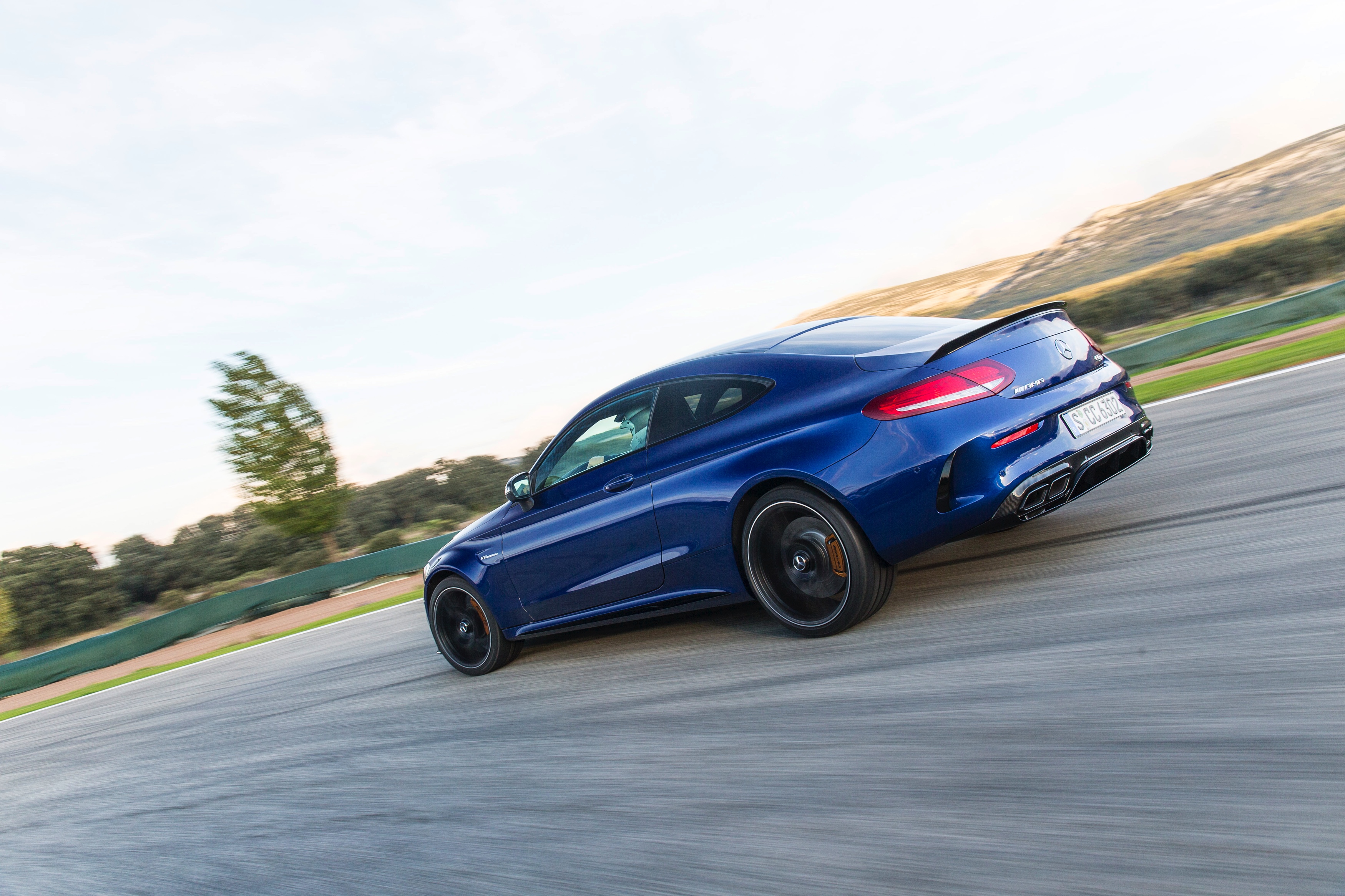 Nul naar honderd in 3,9 seconden, 510 pk, een top van 290 km/h en een soundtrack waar je nekharen van overeind gaan staan. Maak kennis met de Mercedes-AMG C 63 S Coup