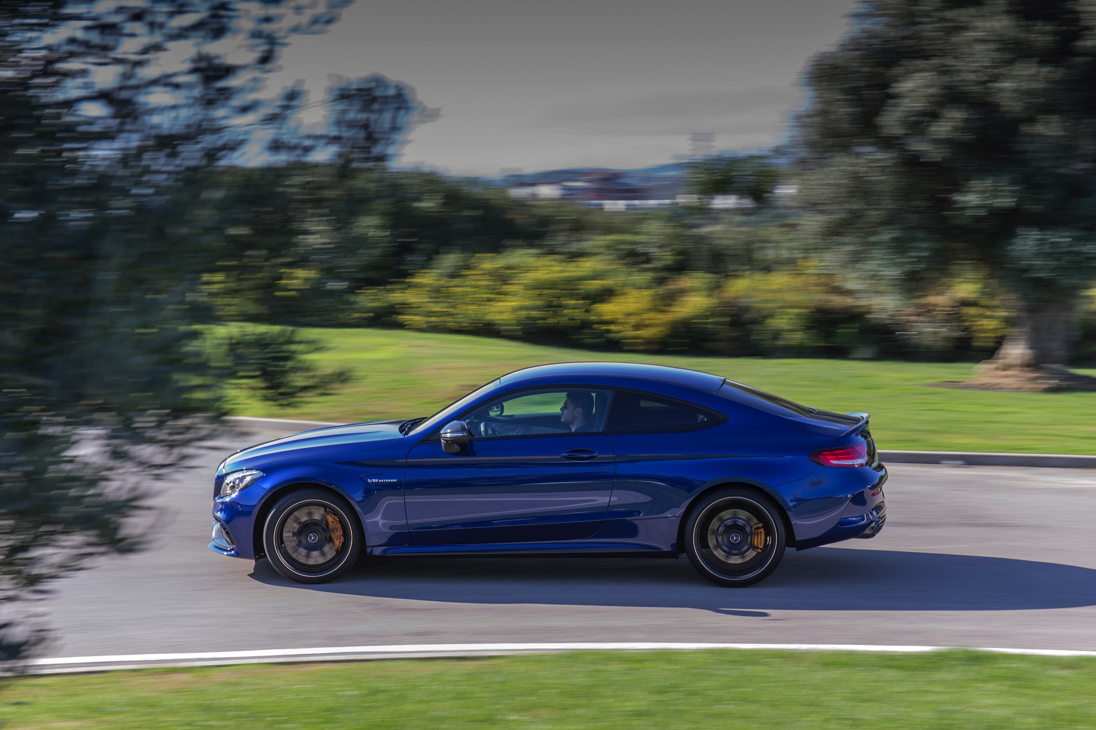 Nul naar honderd in 3,9 seconden, 510 pk, een top van 290 km/h en een soundtrack waar je nekharen van overeind gaan staan. Maak kennis met de Mercedes-AMG C 63 S Coup
