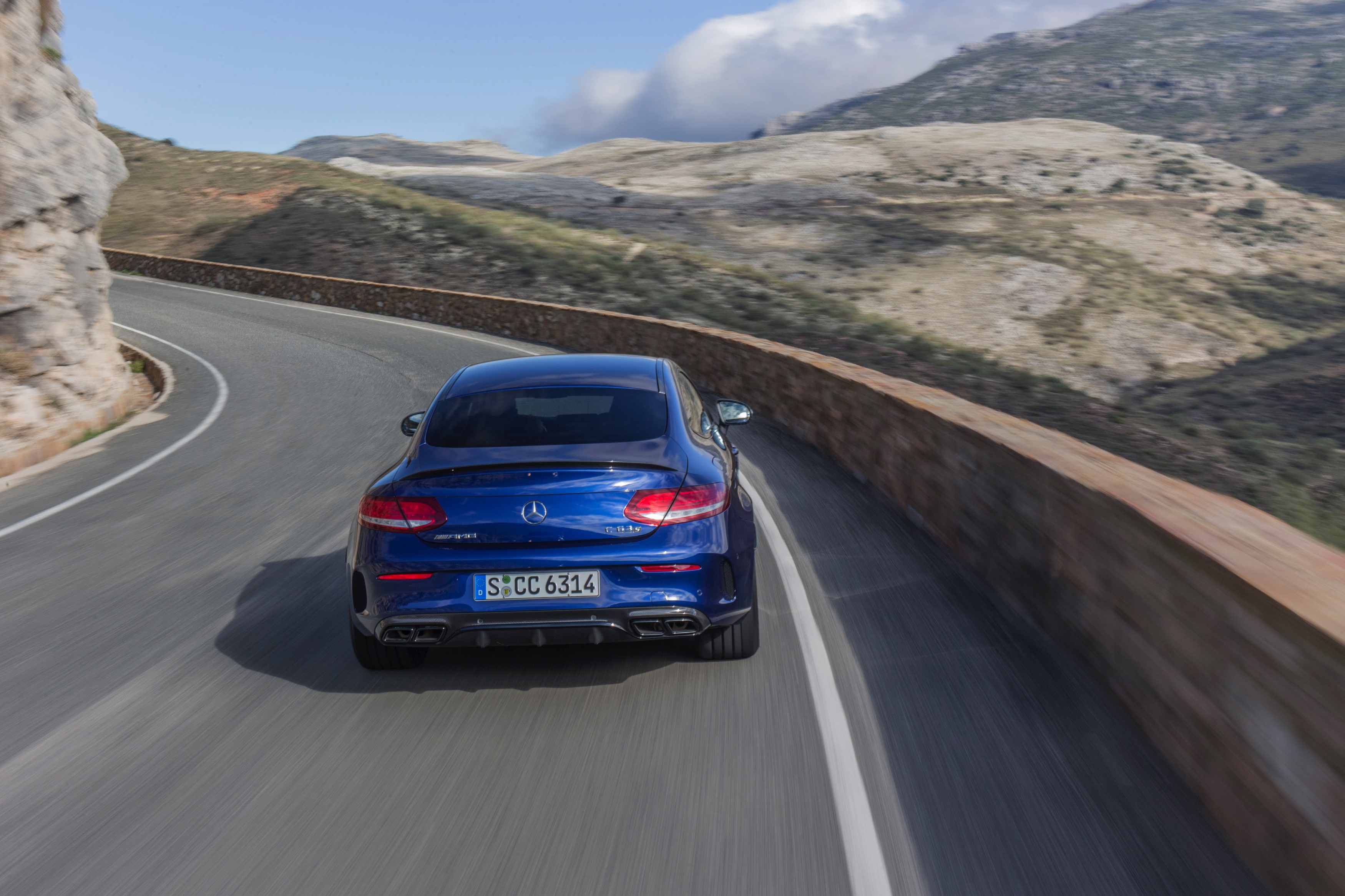 Nul naar honderd in 3,9 seconden, 510 pk, een top van 290 km/h en een soundtrack waar je nekharen van overeind gaan staan. Maak kennis met de Mercedes-AMG C 63 S Coup