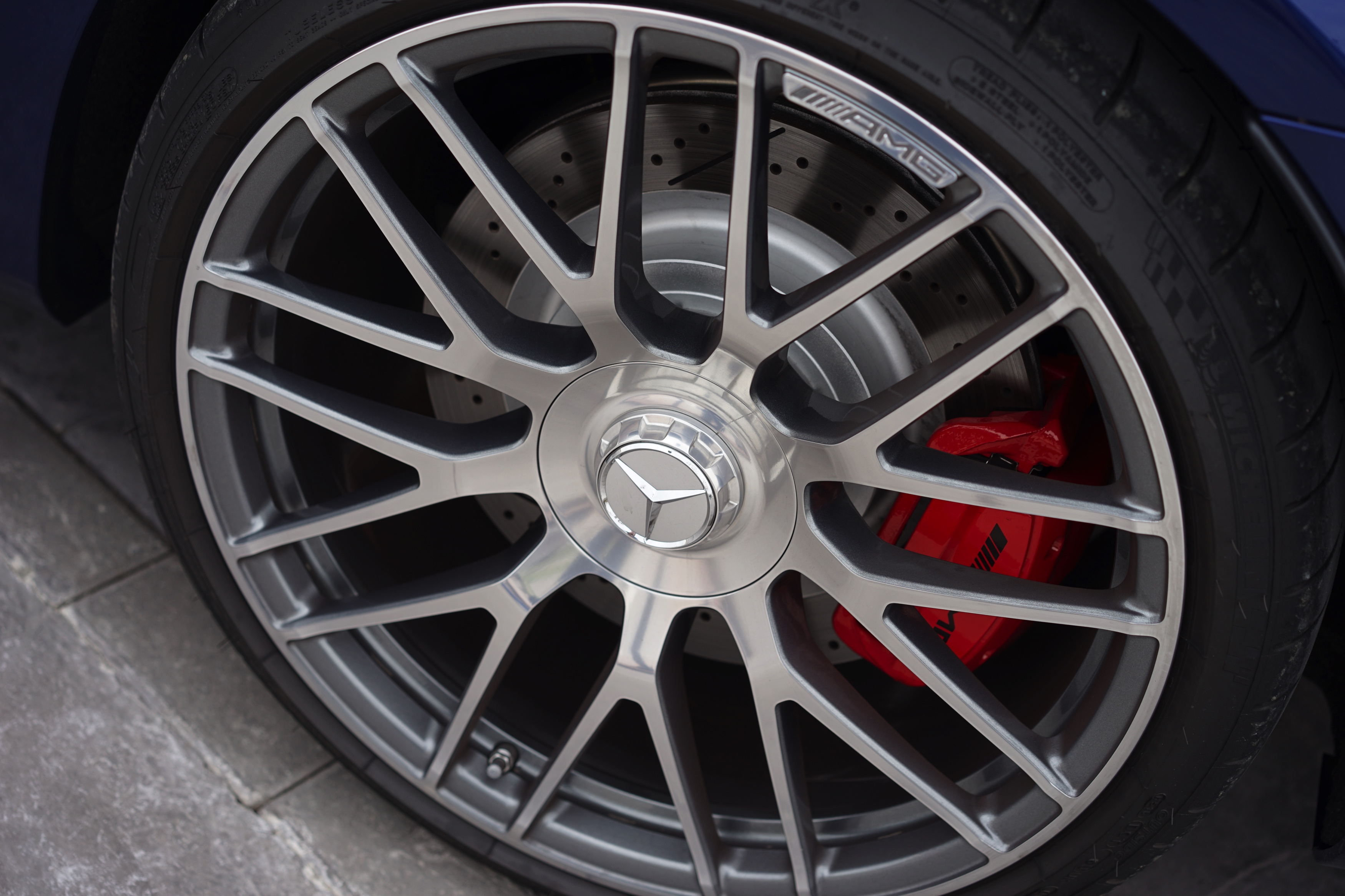 Nul naar honderd in 3,9 seconden, 510 pk, een top van 290 km/h en een soundtrack waar je nekharen van overeind gaan staan. Maak kennis met de Mercedes-AMG C 63 S Coup