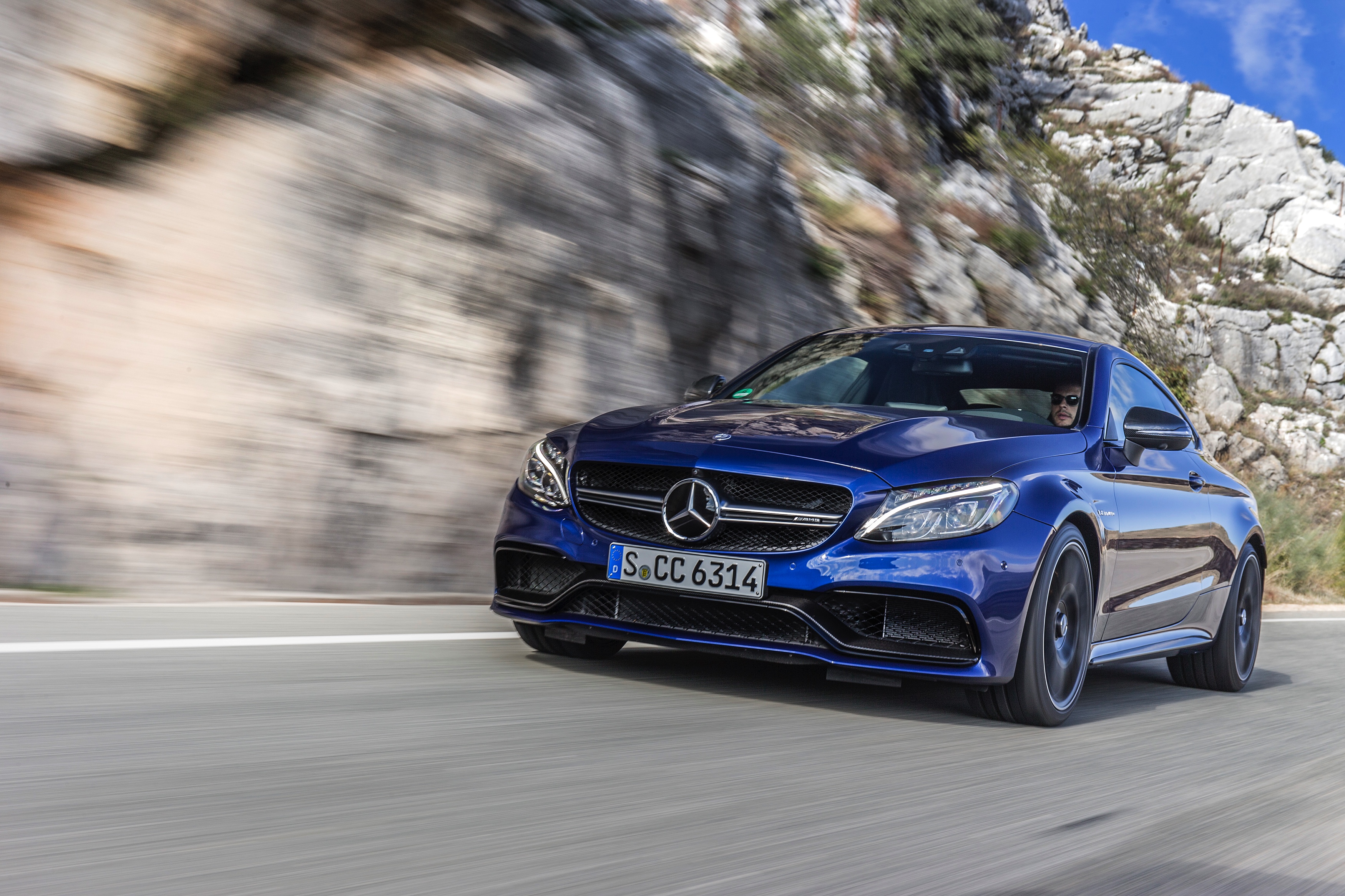 Nul naar honderd in 3,9 seconden, 510 pk, een top van 290 km/h en een soundtrack waar je nekharen van overeind gaan staan. Maak kennis met de Mercedes-AMG C 63 S Coup