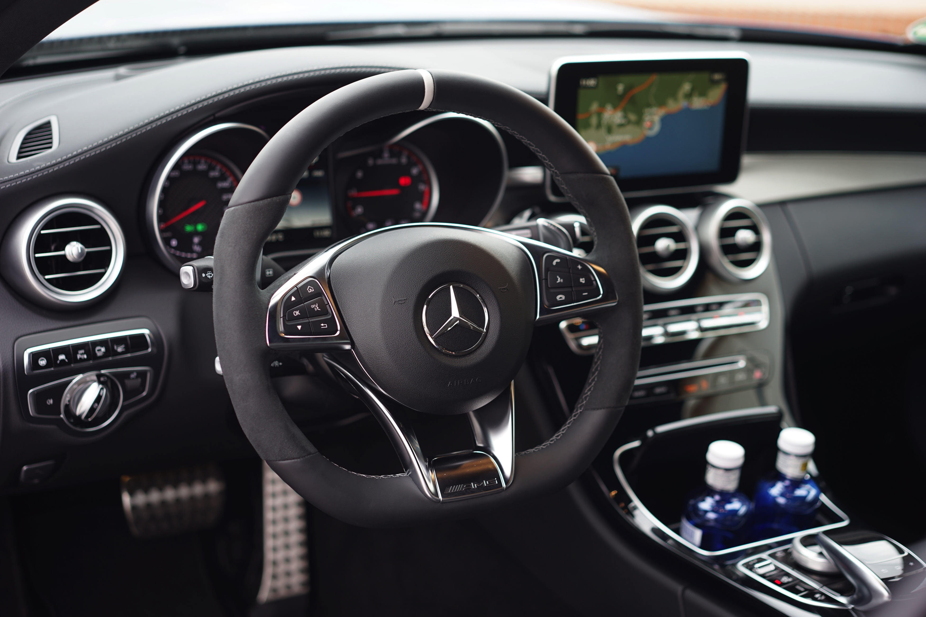 Nul naar honderd in 3,9 seconden, 510 pk, een top van 290 km/h en een soundtrack waar je nekharen van overeind gaan staan. Maak kennis met de Mercedes-AMG C 63 S Coup