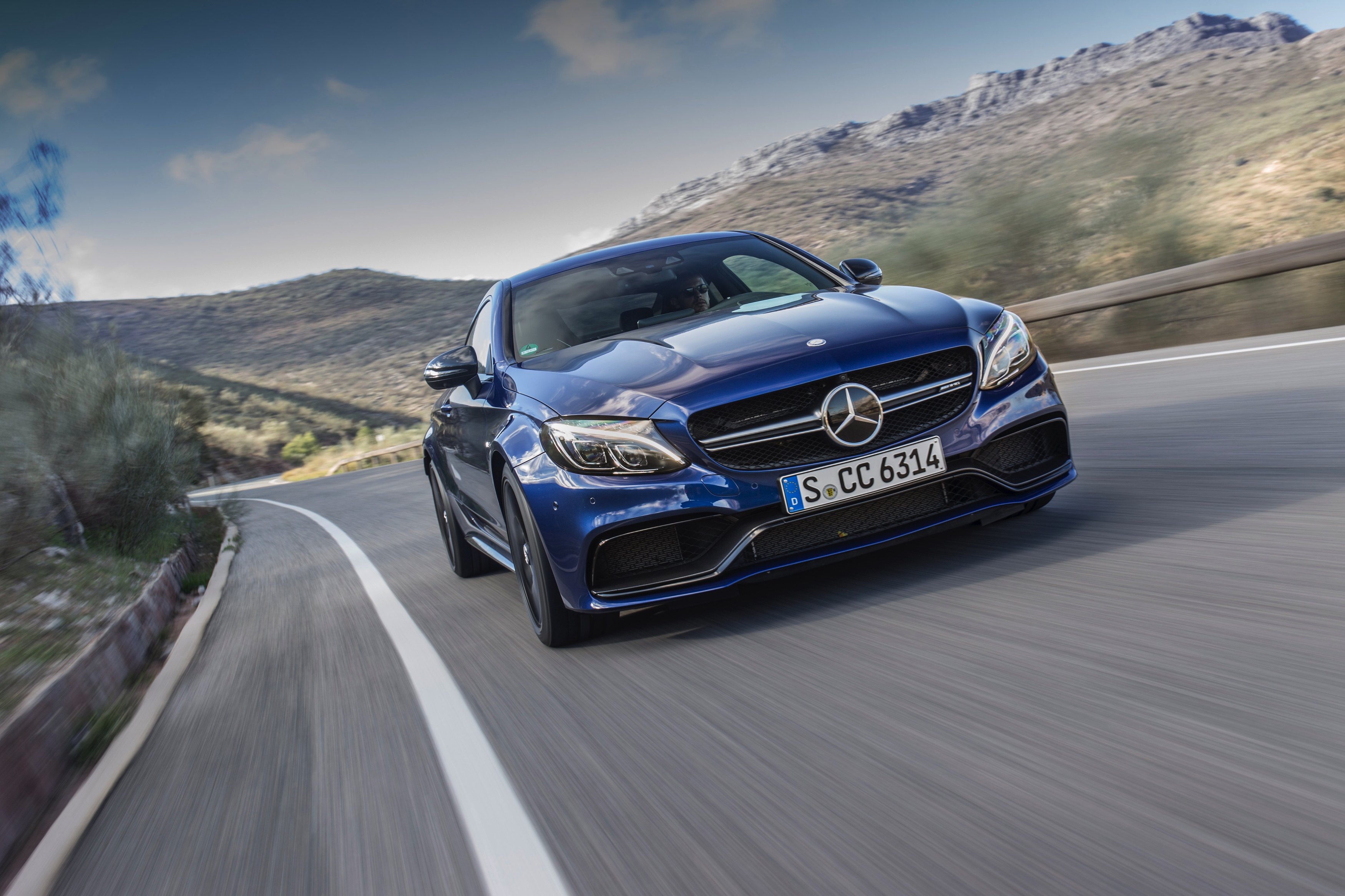 Nul naar honderd in 3,9 seconden, 510 pk, een top van 290 km/h en een soundtrack waar je nekharen van overeind gaan staan. Maak kennis met de Mercedes-AMG C 63 S Coup