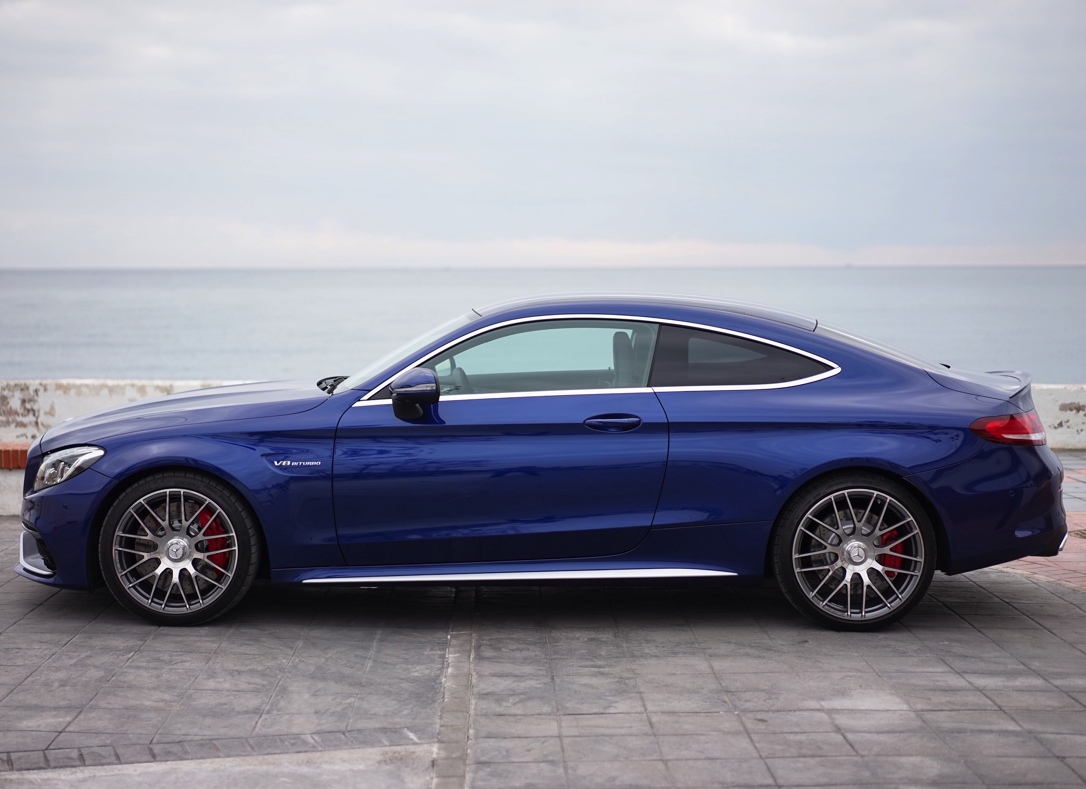 Nul naar honderd in 3,9 seconden, 510 pk, een top van 290 km/h en een soundtrack waar je nekharen van overeind gaan staan. Maak kennis met de Mercedes-AMG C 63 S Coup