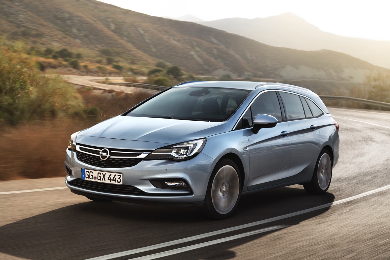 De praktische kant van de Auto van het Jaar 2016 belicht. De nieuwe Opel Astra is leverbaar met allerlei accessoires die de vakantierit veel leuker maken!