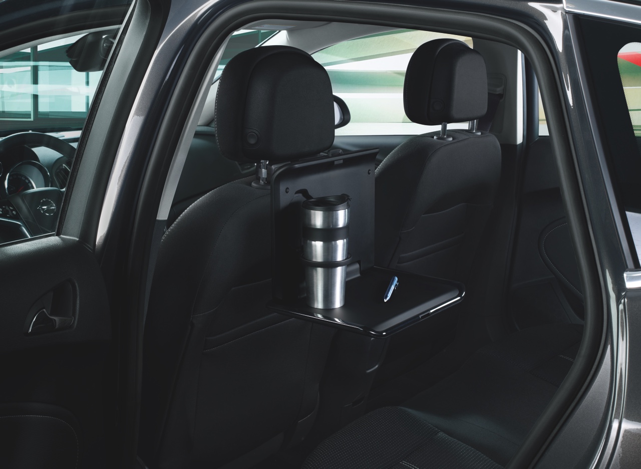 De praktische kant van de Auto van het Jaar 2016 belicht. De nieuwe Opel Astra is leverbaar met allerlei accessoires die de vakantierit veel leuker maken!