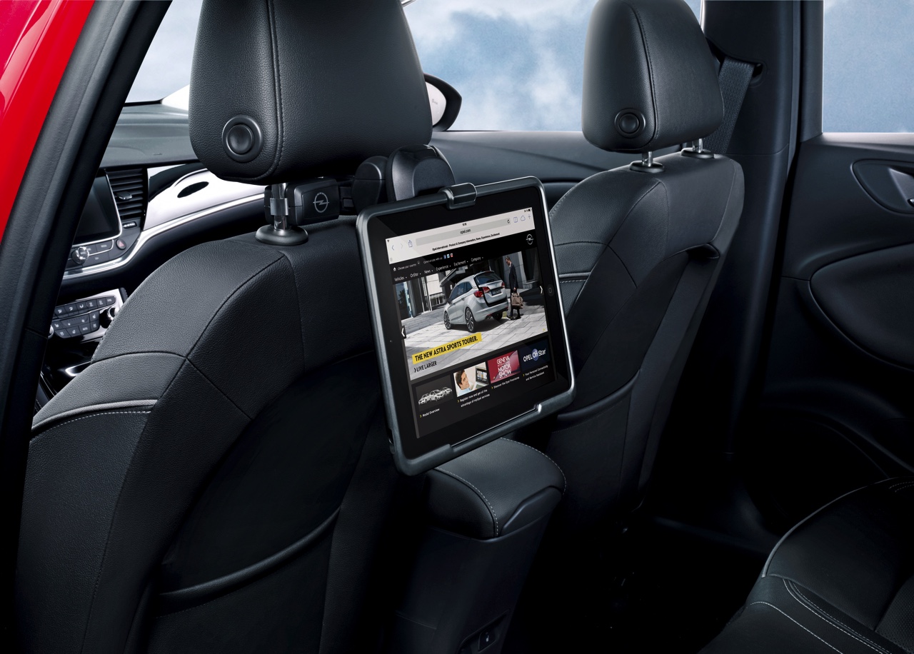 De praktische kant van de Auto van het Jaar 2016 belicht. De nieuwe Opel Astra is leverbaar met allerlei accessoires die de vakantierit veel leuker maken!