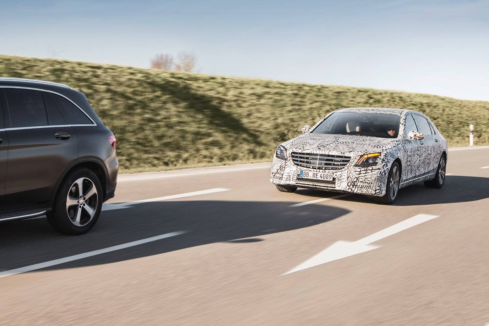 De auto moet nog worden onthuld, maar Mercedes-Benz geeft alvast toelichting op de autonome rijtechnologie die de gefacelifte S-Klasse straks aan boord heeft.