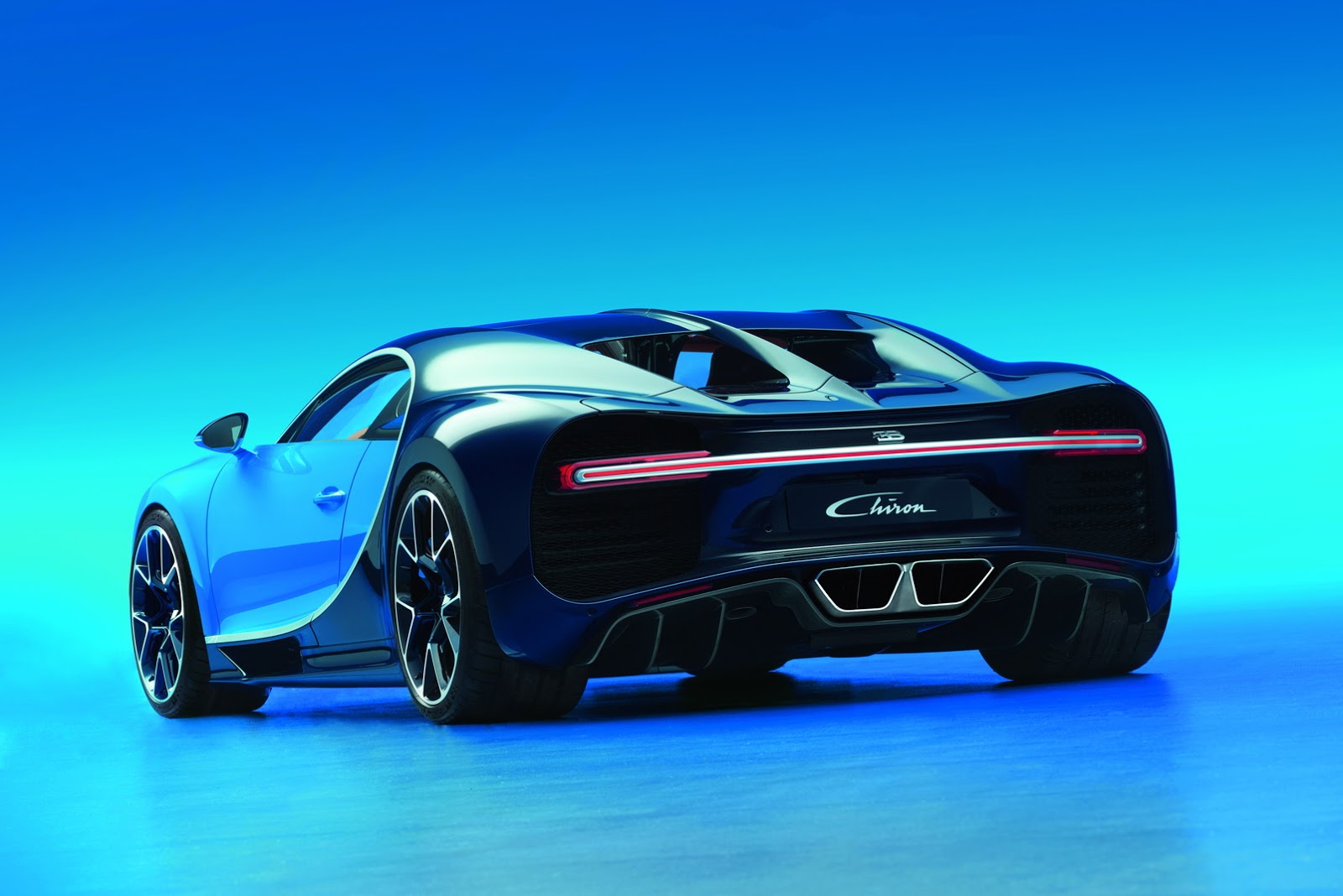Bugatti Chiron knalt met 1500 pk, 1600 Nm en een topsnelheid van 420 km/u naar de Autosalon van Genve. Een nieuwe supercar is geboren...